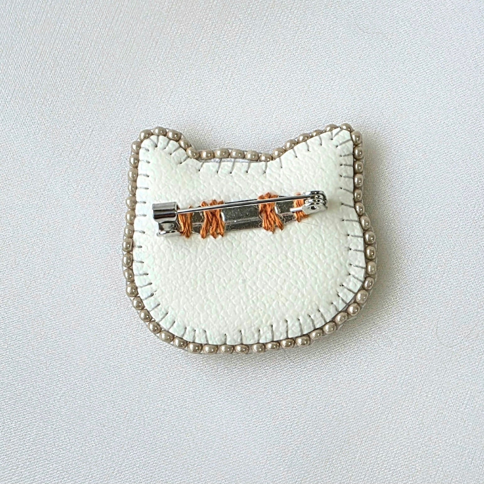 TAKAYO】グレーな猫さんのビーズ刺繍ブローチ D7-101 | 幸多箱 本店