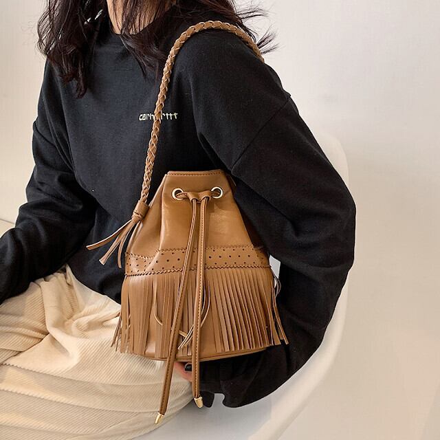 全4色 キャメル/ホワイト/ブラウン/ブラック バゲット フリンジ 巾着ショルダーバック 肩がけOK 大人カジュアル