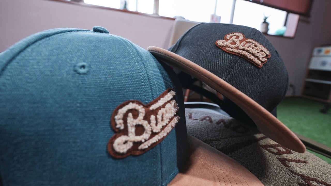 MOCO LOGO SUEDE PEAK WASHED CANVAS SNAPBACK [BLACK]