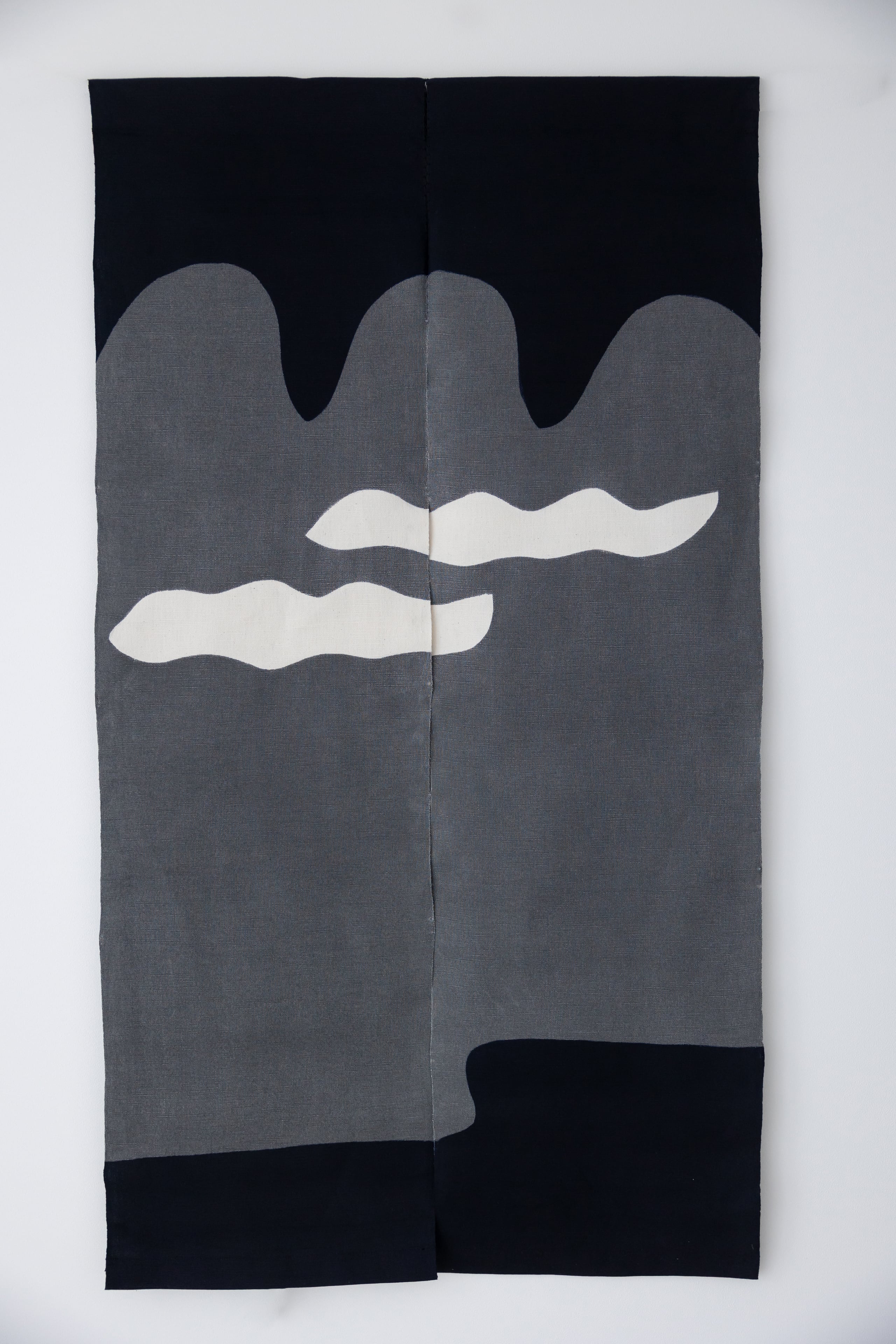 山内武志 型染め暖簾 木綿 三山雲ふたつ 紺×グレー山 | 木ままや