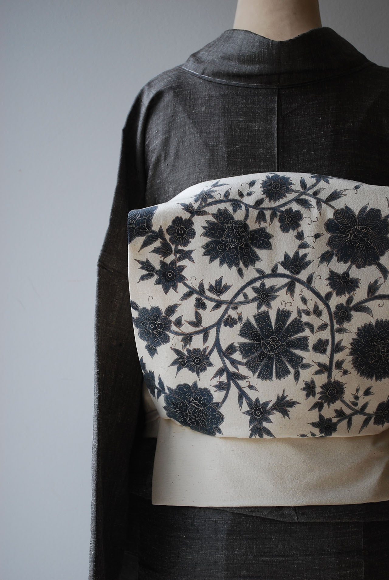 袷】黒紅色無地 結城紬 はたおり娘の証紙付き | 大山キモノ・ちぇら