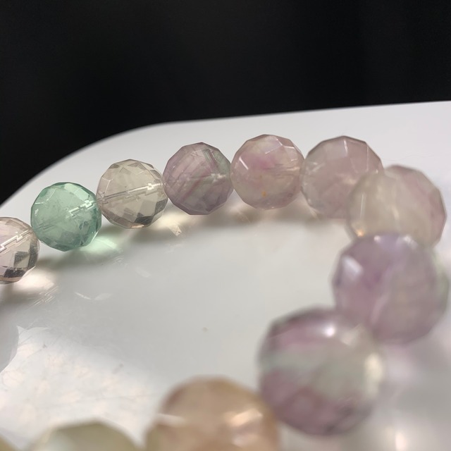 b201優しい色合い✩フローライトカットブレスレット