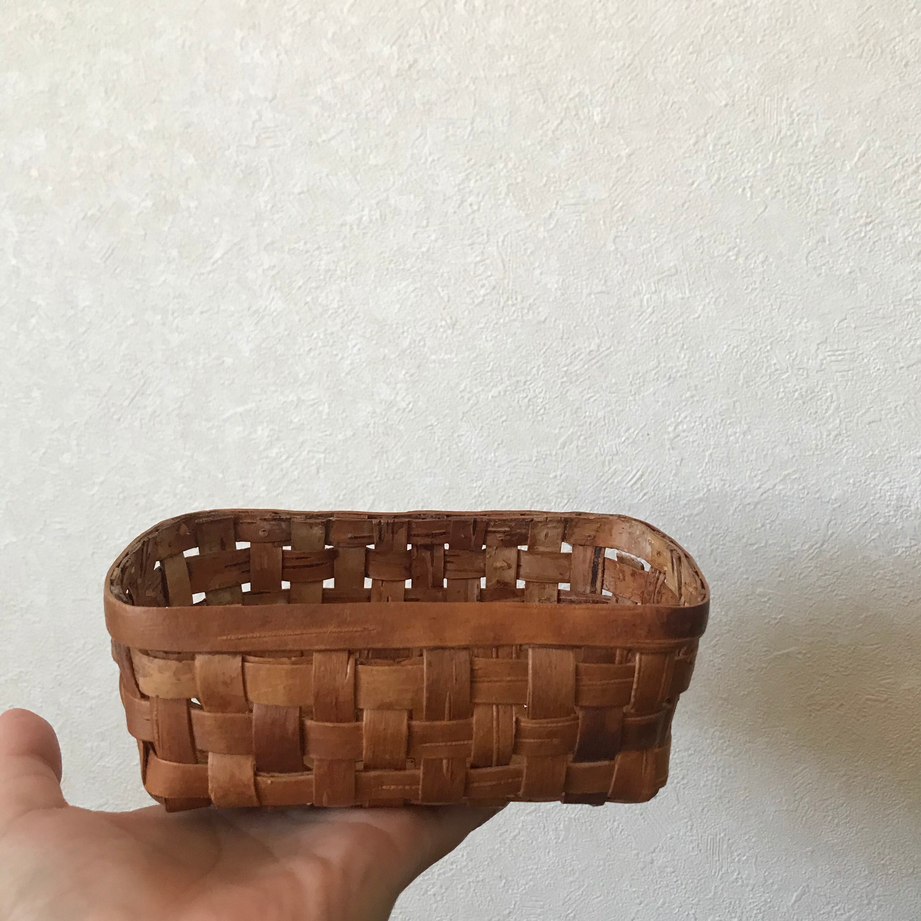 白樺の樹皮のいれもの