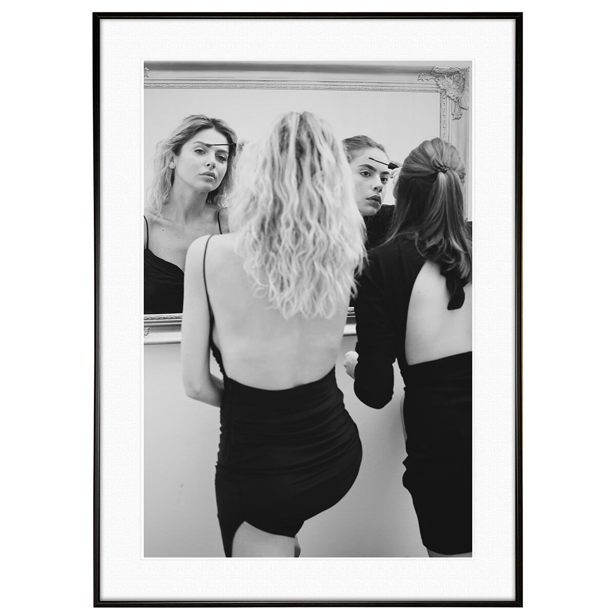 人物写真 メイクをする女性の背中 インテリアアート モノクロポスター額装 AS3623