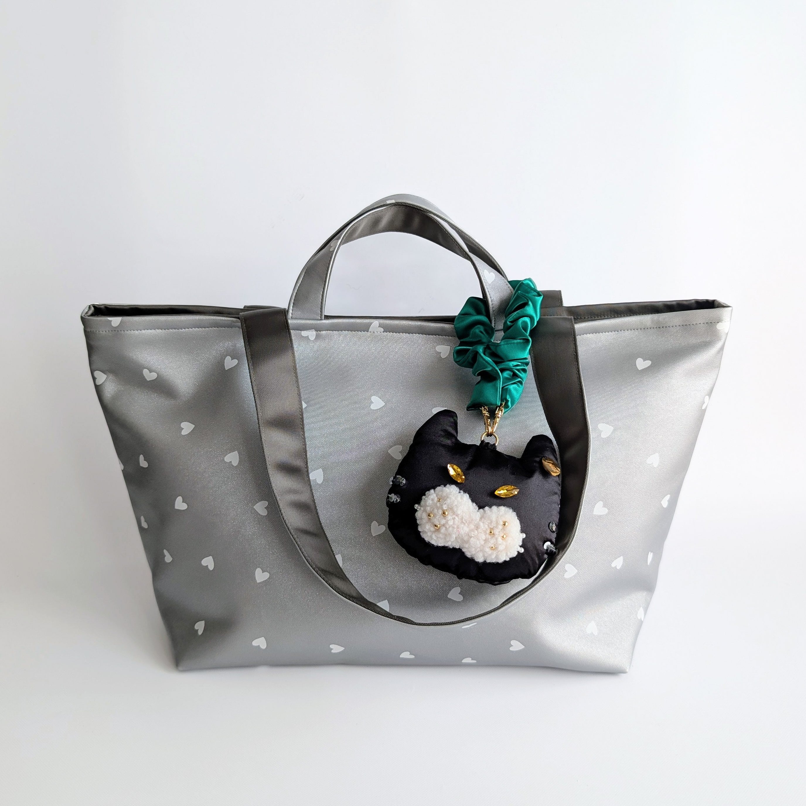 チャーム付き Kirara BIG tote Bag（シルバー×白ハート）