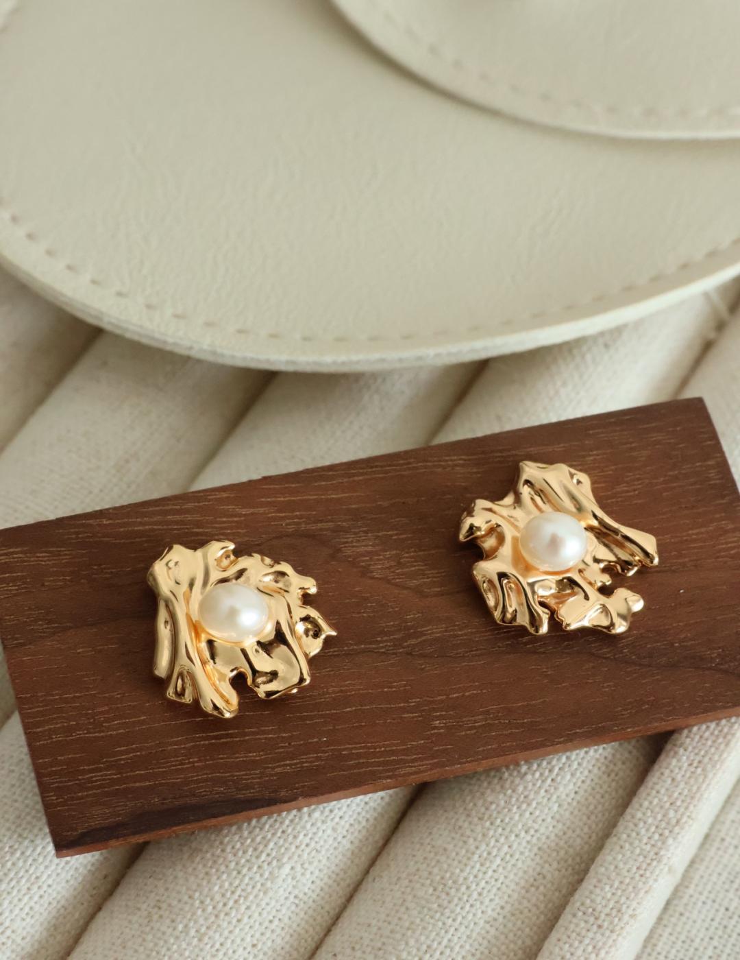 シルバー&天然淡水パールピアス 不規則な溶岩風デザイン SV925金メッキ 18kgp