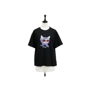 Cat design graphic T-shirt