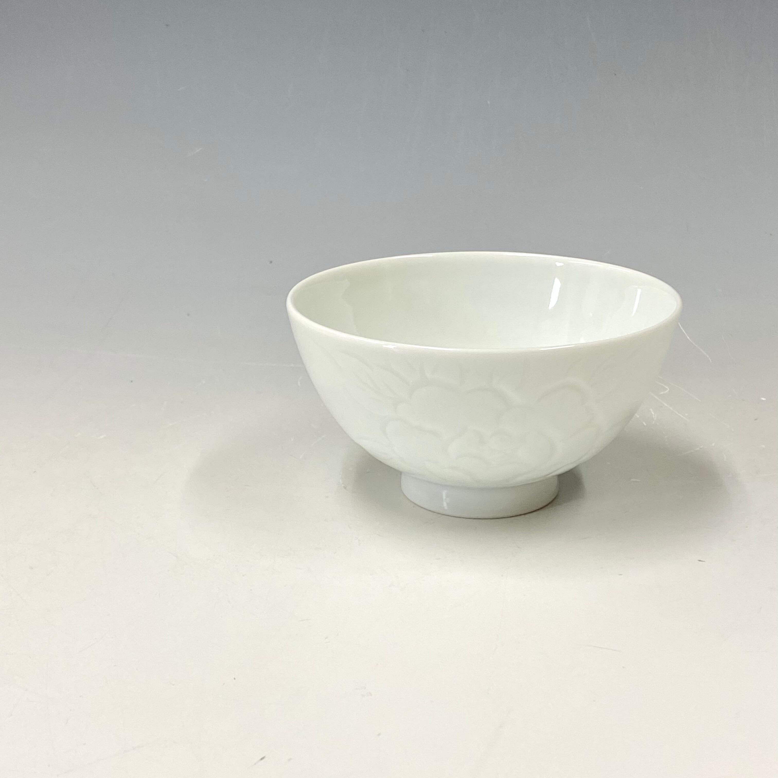 有田焼白磁牡丹彫壺中尾恭純作