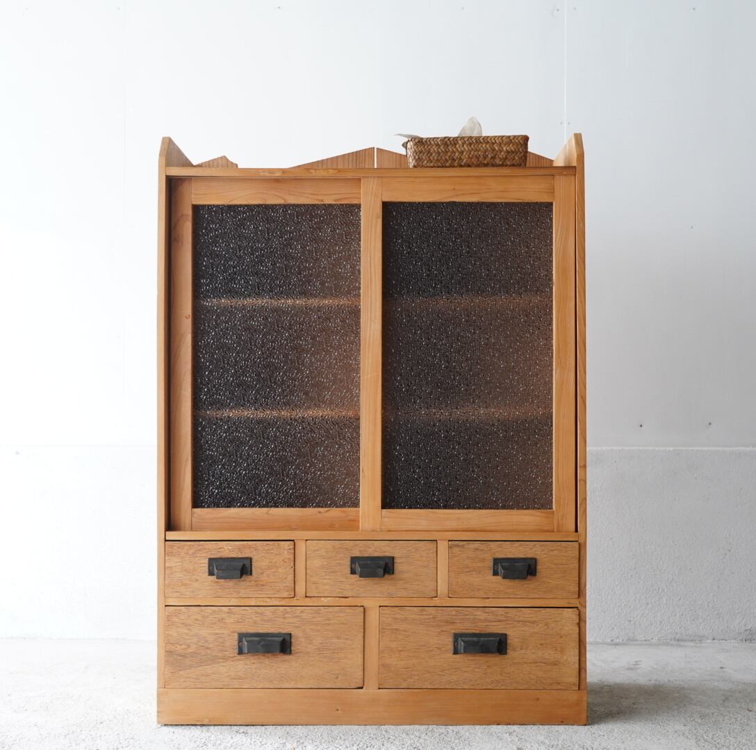 ダイヤガラスのキャビネット