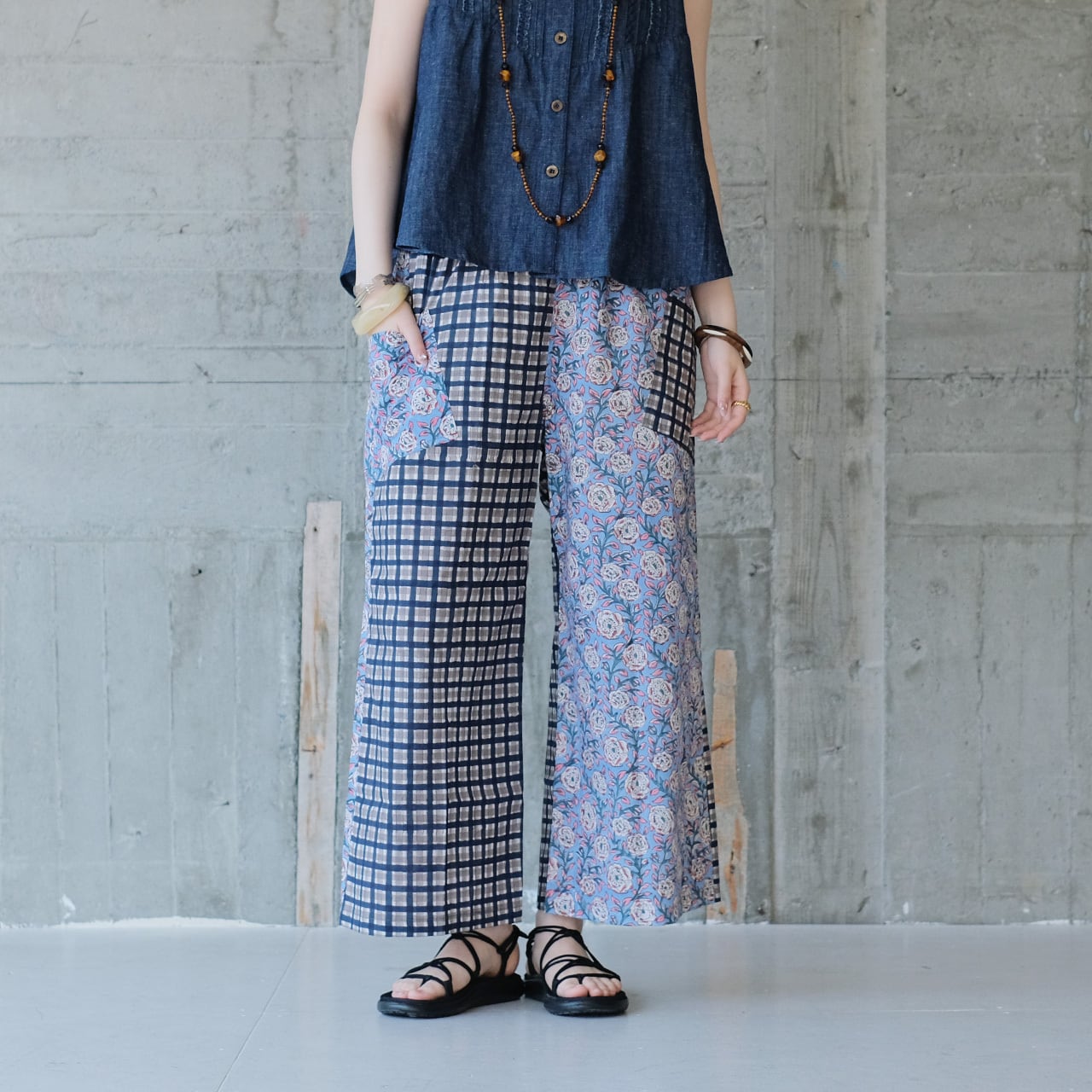 【2026年新色】夏に涼しいワイドフレア◎左右で柄が違うクレイジーパターンパンツ(22s-22)ロング丈 ライトブルー