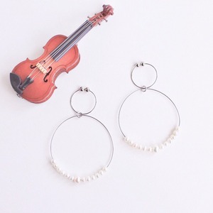 ヴァイオリン、ヴィオラ弦と贅沢パールのフープイヤリング V-050 Violin viola string hoop earringswith tiny pearls L (Silver)