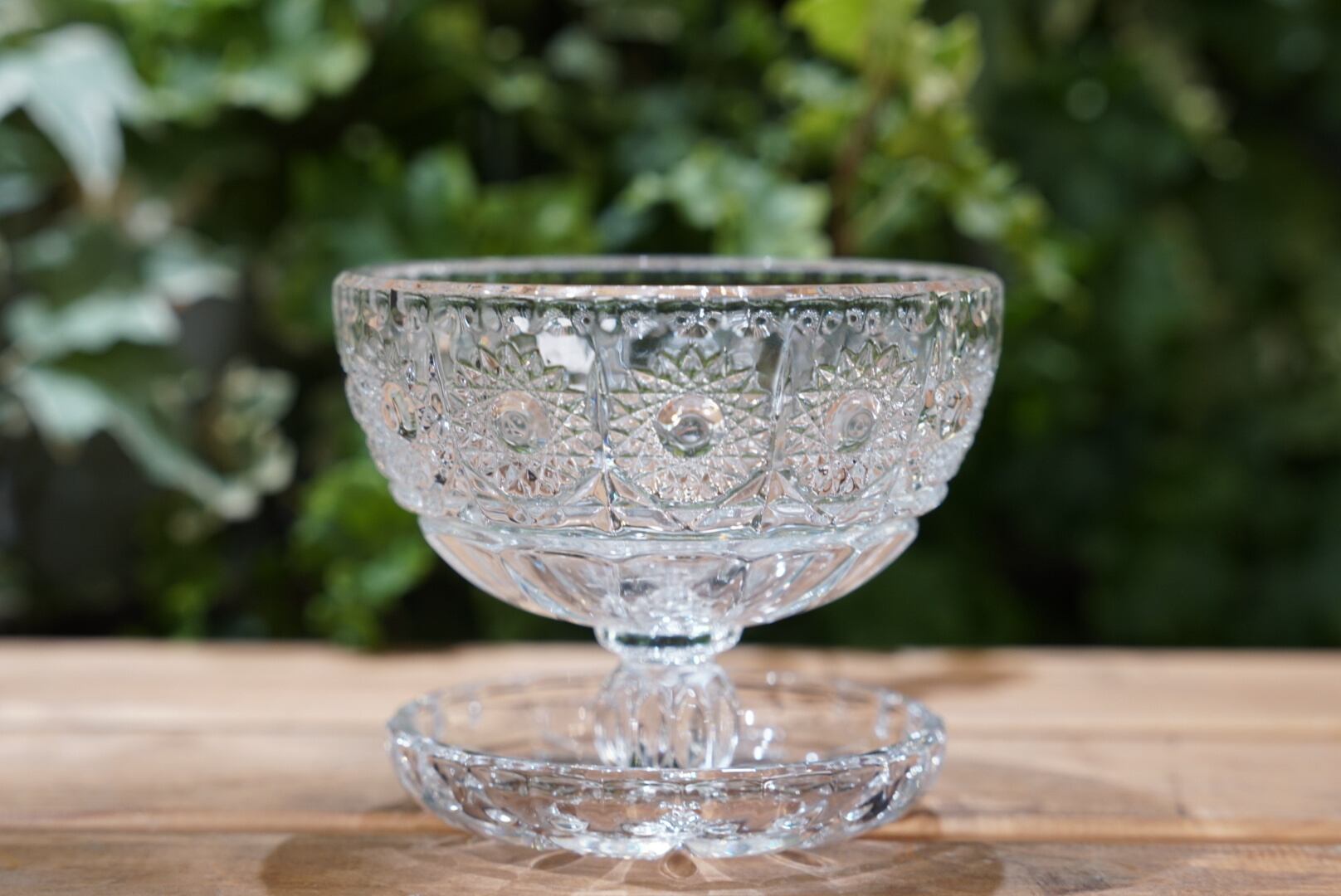 食卓に凍れる光の万華鏡を ボヘミアのコンポート皿b