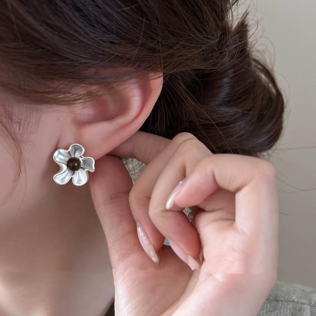silver flower motif studs pierce