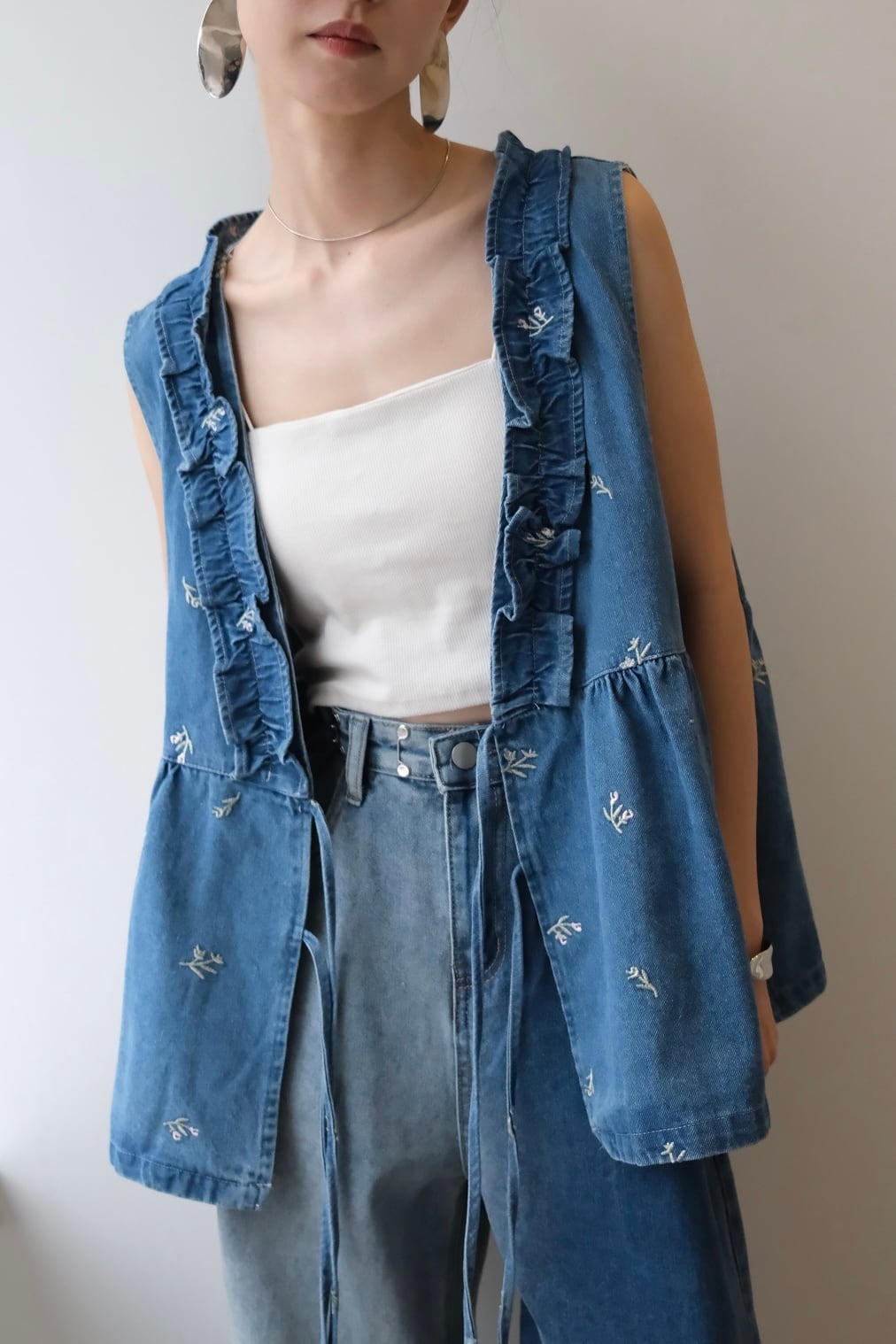 Ruffled Embroidery Denim Vest フリルエンブロイダリーデニムベスト