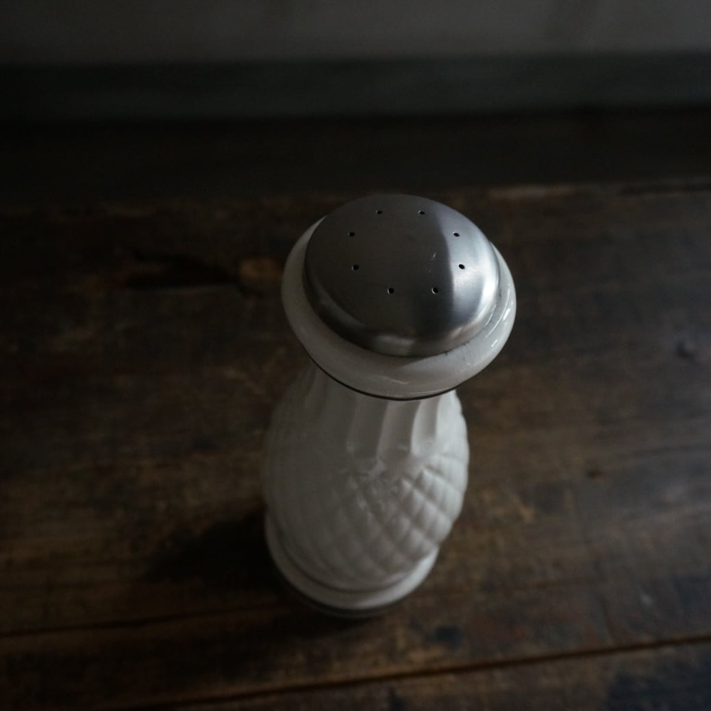 古い国産の陶器ペッパーミルとソルトシェーカー