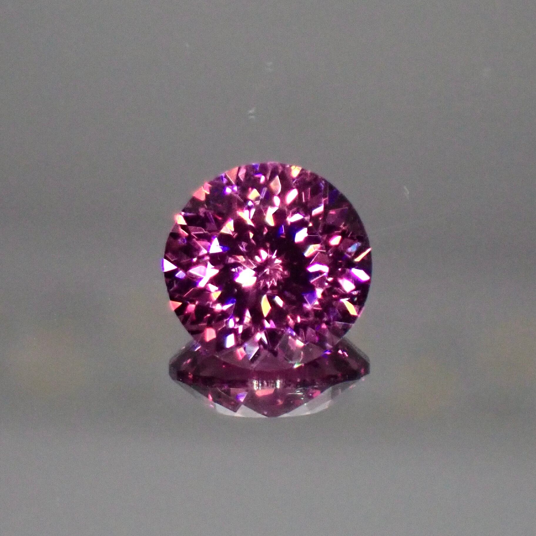 【Bright Brilliant Cut™️ “129 Facets”】紫が宿す神秘、光の結晶 1.44ct 天然ロードライトガーネット
