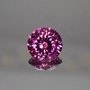 【Bright Brilliant Cut™️ “129 Facets”】紫が宿す神秘、光の結晶 1.44ct 天然ロードライトガーネット