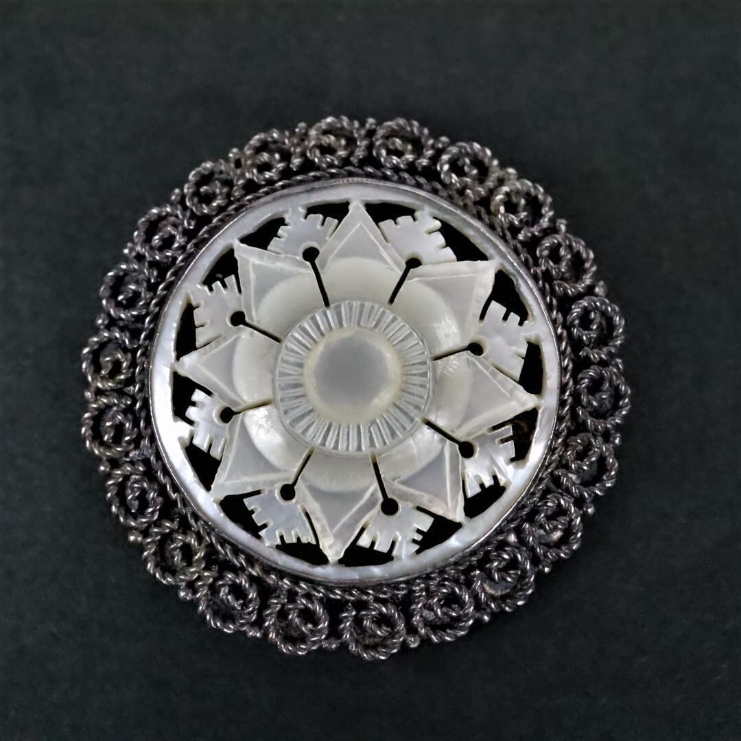 ベツレヘム マザーオブパールのブローチ 花 大きめ ベツレヘム マザーオブパールのブローチ 花 大きめ