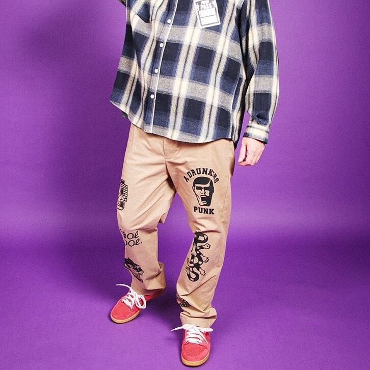 PUNK DRUNKERS】パンクドランカーズ プリントいっぱいチノパン (BEIGE