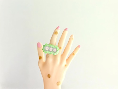 アリンコ　トビデタ三ツ目のもじゃ花リング