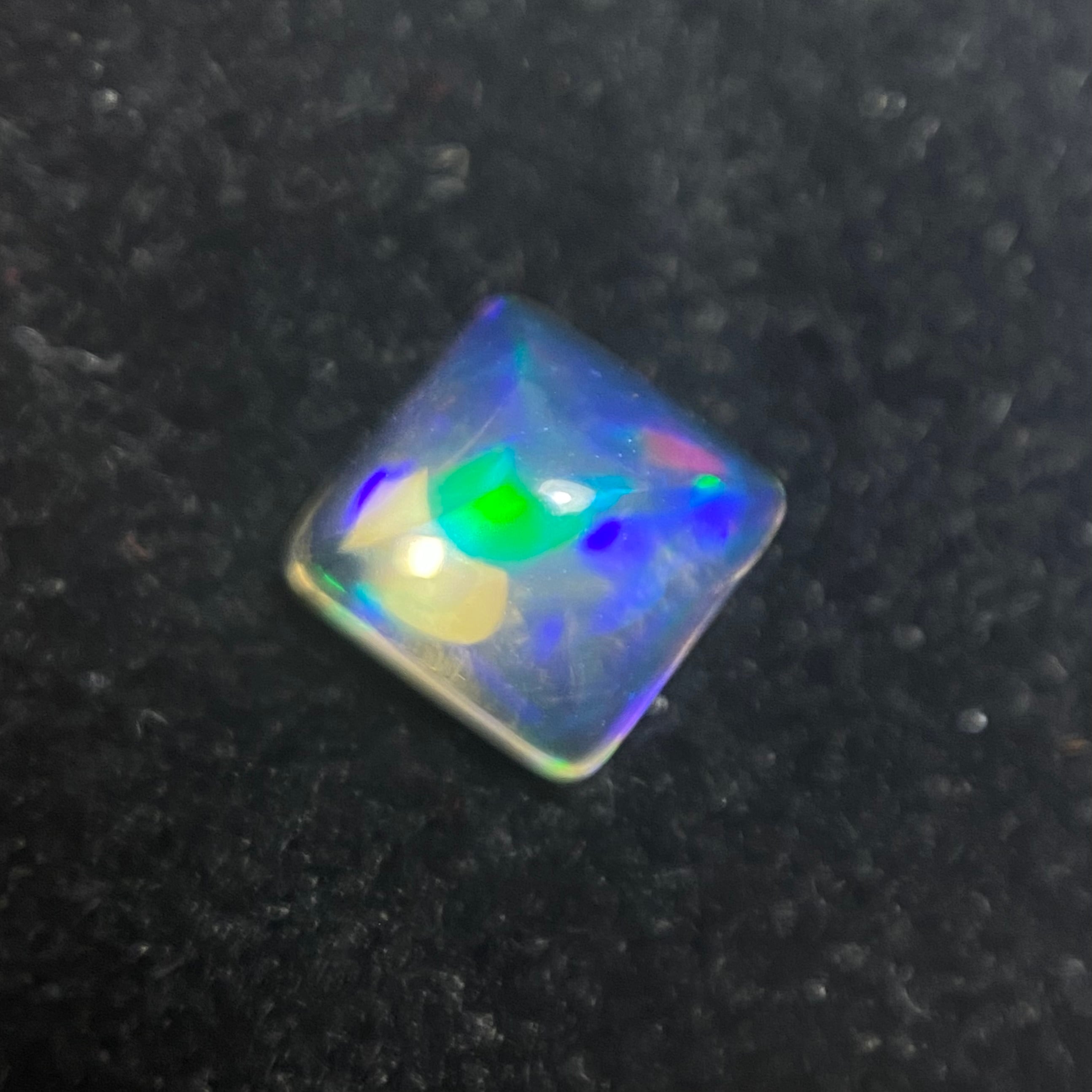 高い透明度とイリデッセンスを楽しむメキシコオパール