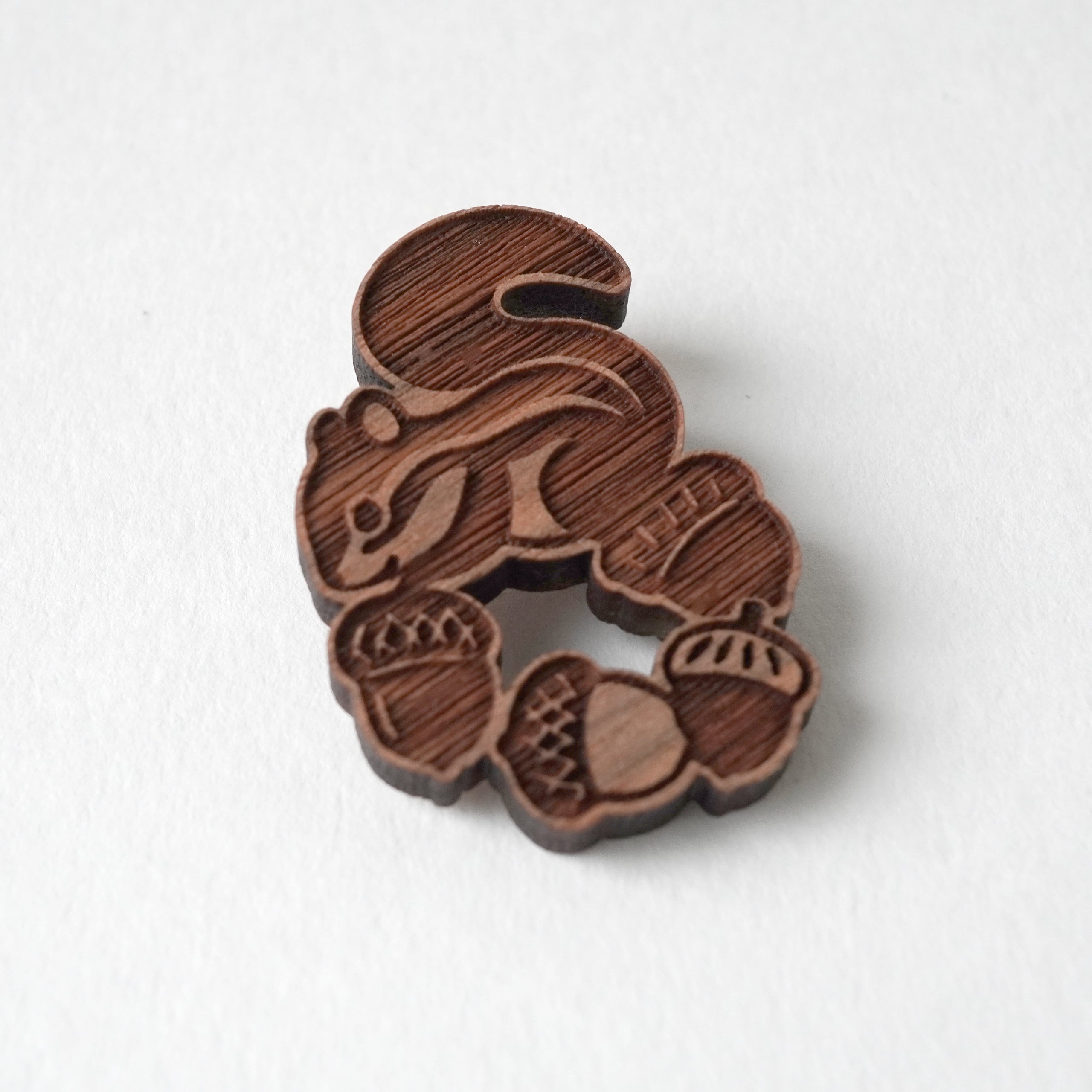 美品  　ブローチ♯318　鹿とリス　デンマーク製 mori no takaramono（森の宝物）｜リスとどんぐりの木のブローチ | 木