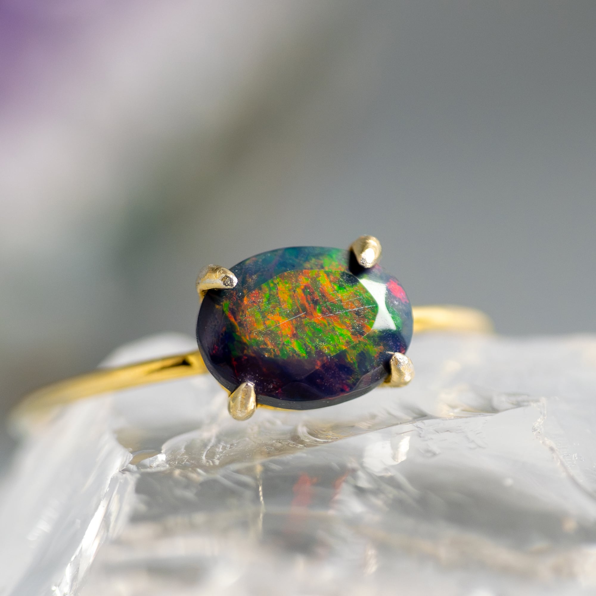 燃える遊色|ブラックオパール オーバル リング No.8 |8×6mm ファセットカット|指元の漆黒芸術|10月誕生石