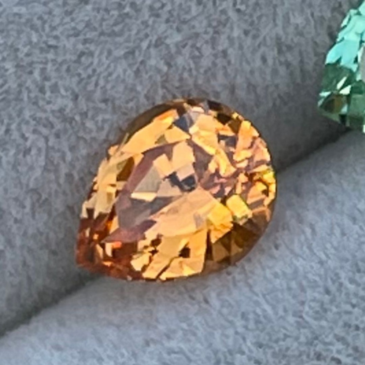 1. マンダリンガーネット 6.4x5mm, 0.83ct ナイジェリア産