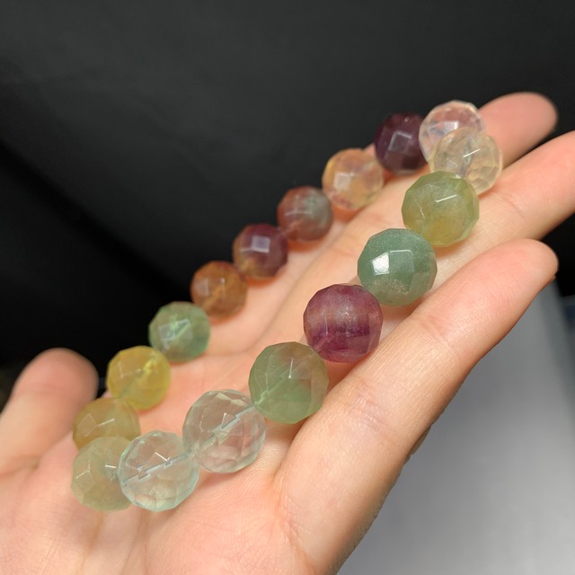 B121 可愛い色合い✩カットフローライトブレスレット