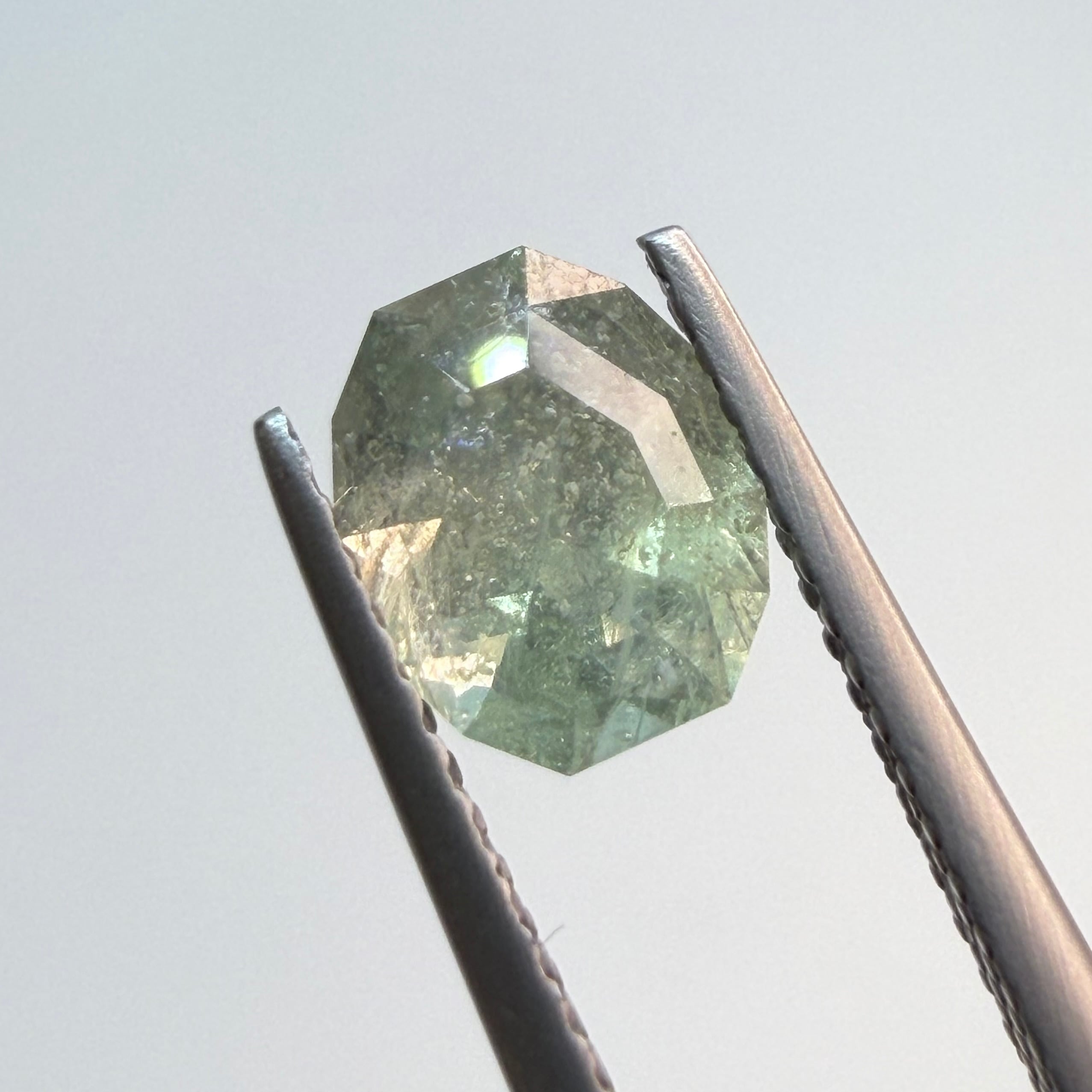 ラムネのようなレトロなサファイア