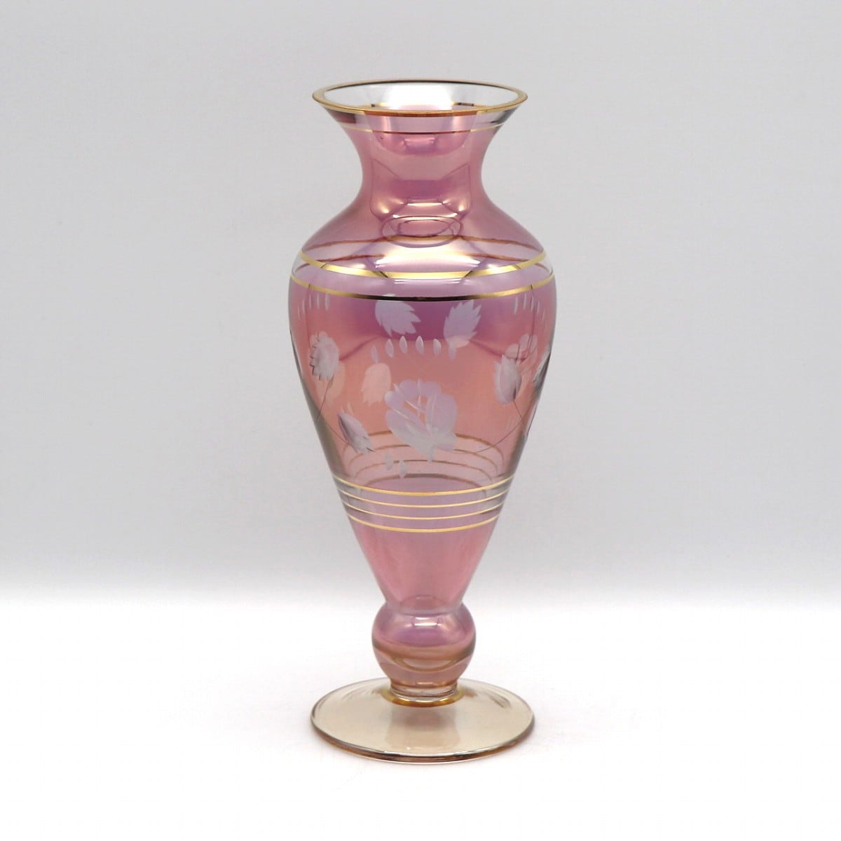 ピンクのガラス製の花瓶