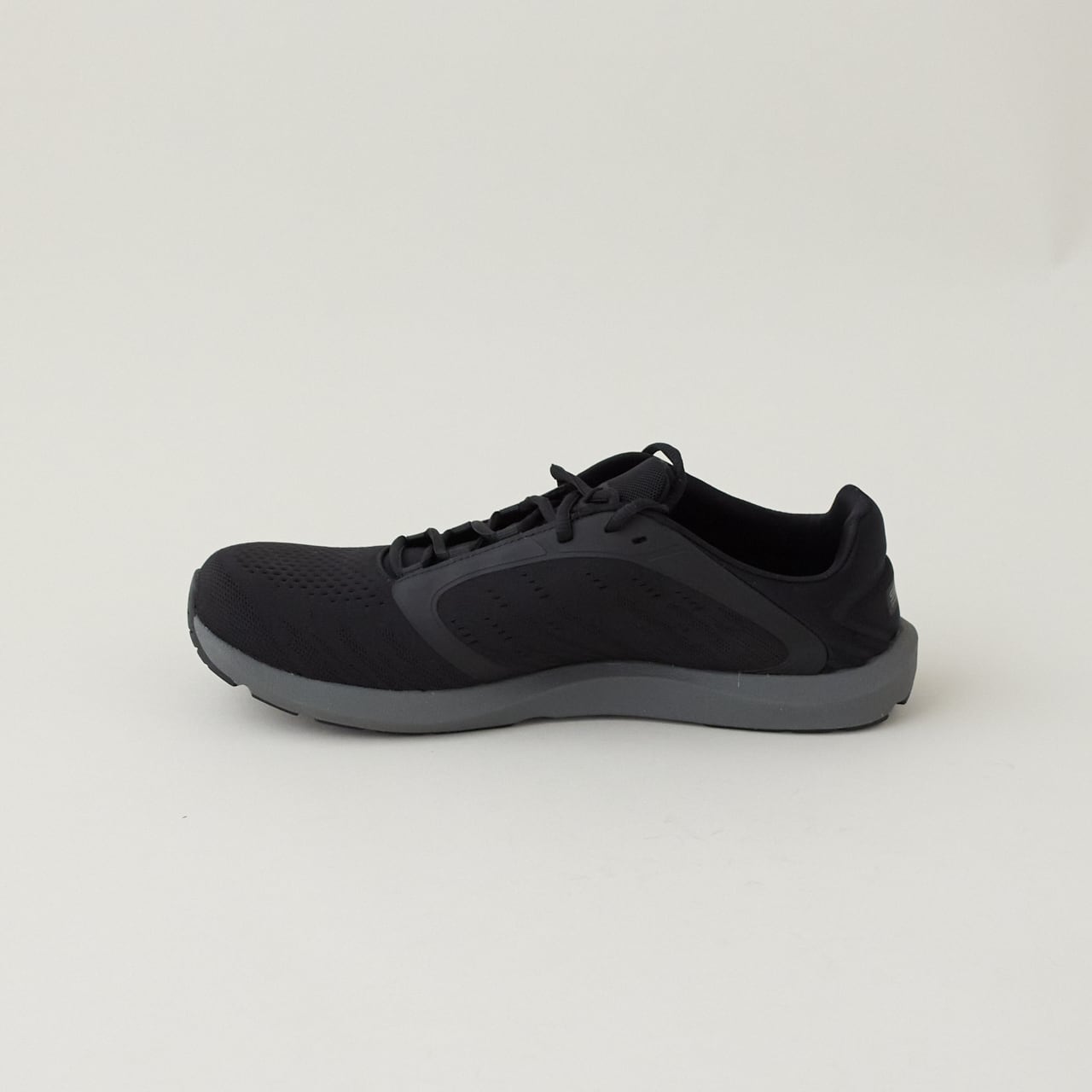 Topo Athletic（トポ アスレチック）ST-5 -Black/Charcoal MEN'S