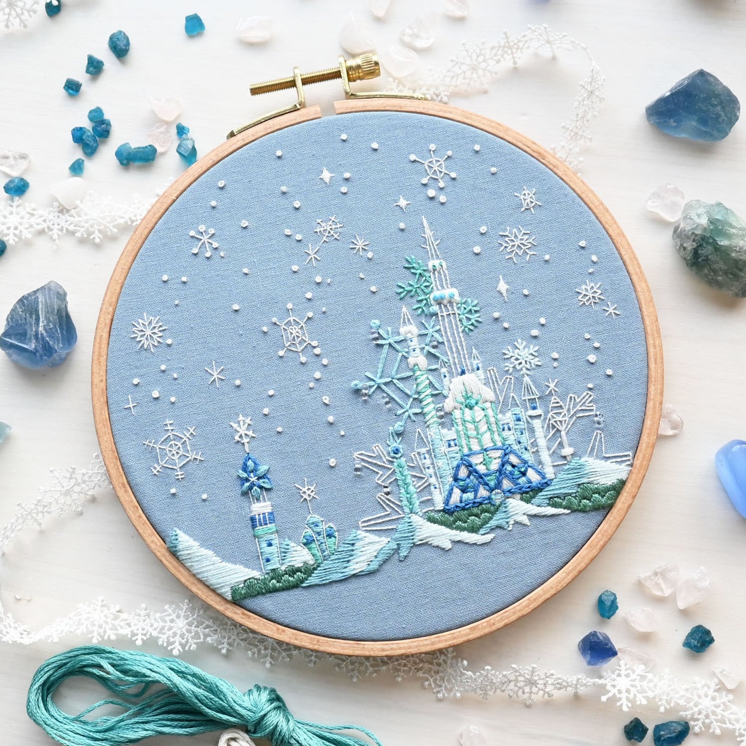 刺繍キット 「クリスタルスノー神殿」《空想街雑貨店》