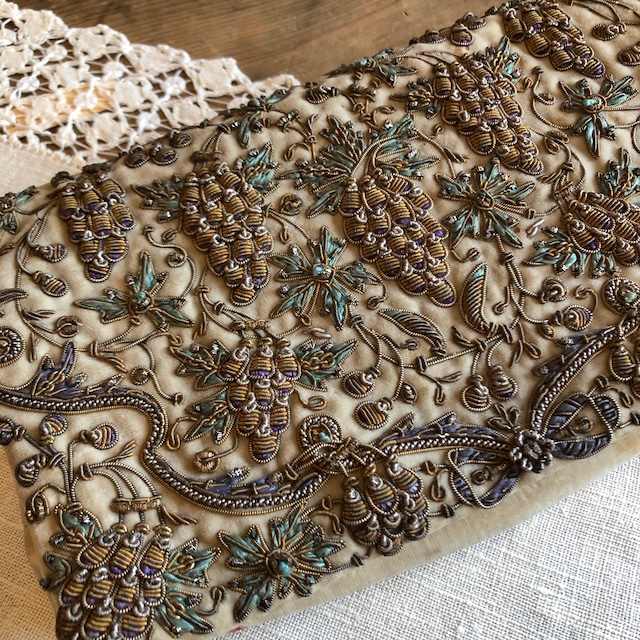 【Antique】メタル刺繍が美しい化粧ポーチ