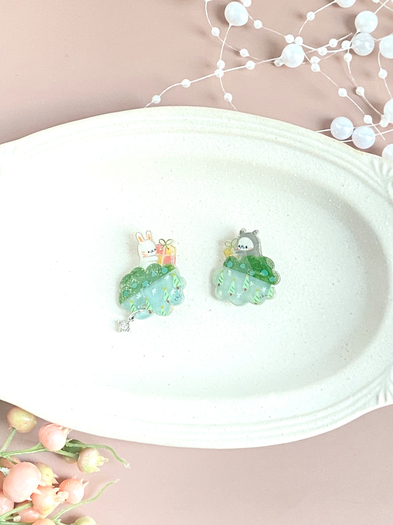 ブローチ『うさぎちゃんとプレゼント交換』グリーン