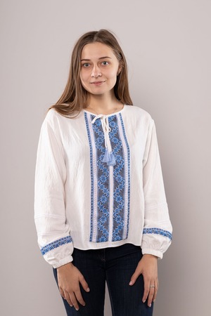 ウクライナ刺繍ヴィシヴァンカ クロスステッチ　手刺繍　ブラウス　麻　レディース・フリーサイズ