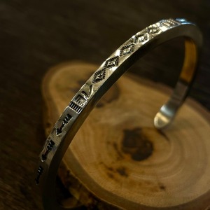 ジョスリンキャドマン(JocelynCadman) スタンプワークバングル