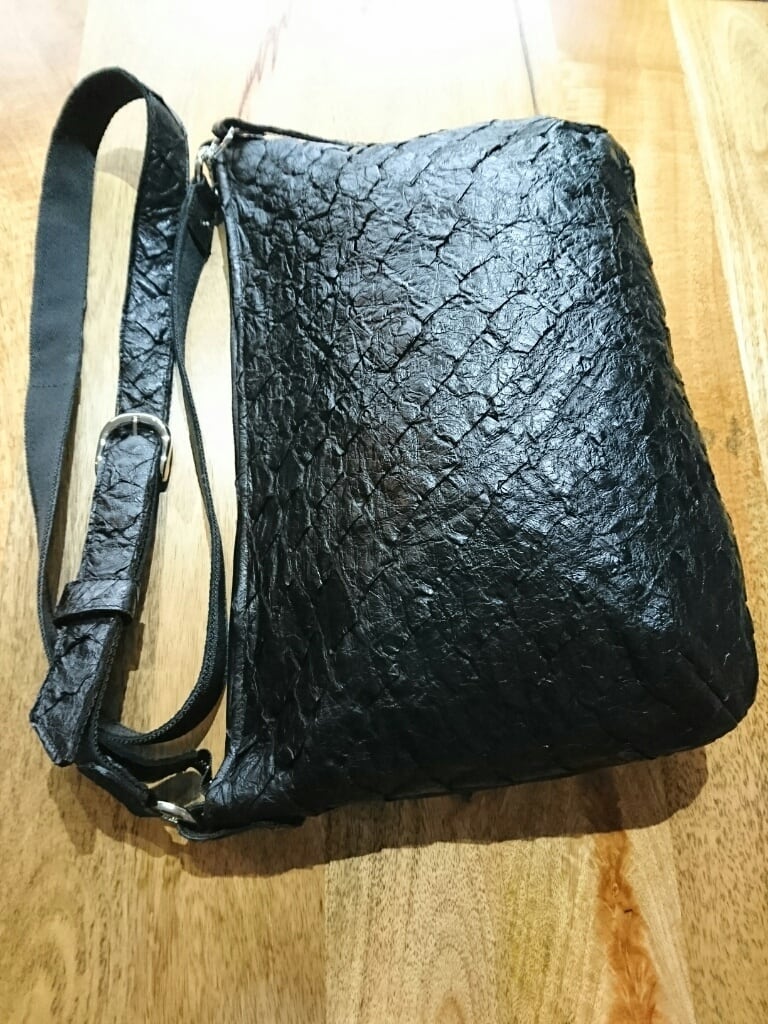 ピラルクーショルダーバッグ ピラルクー肩掛けバッグD | FREAK LEATHER ARTISAN - Yokohama Motomachi -