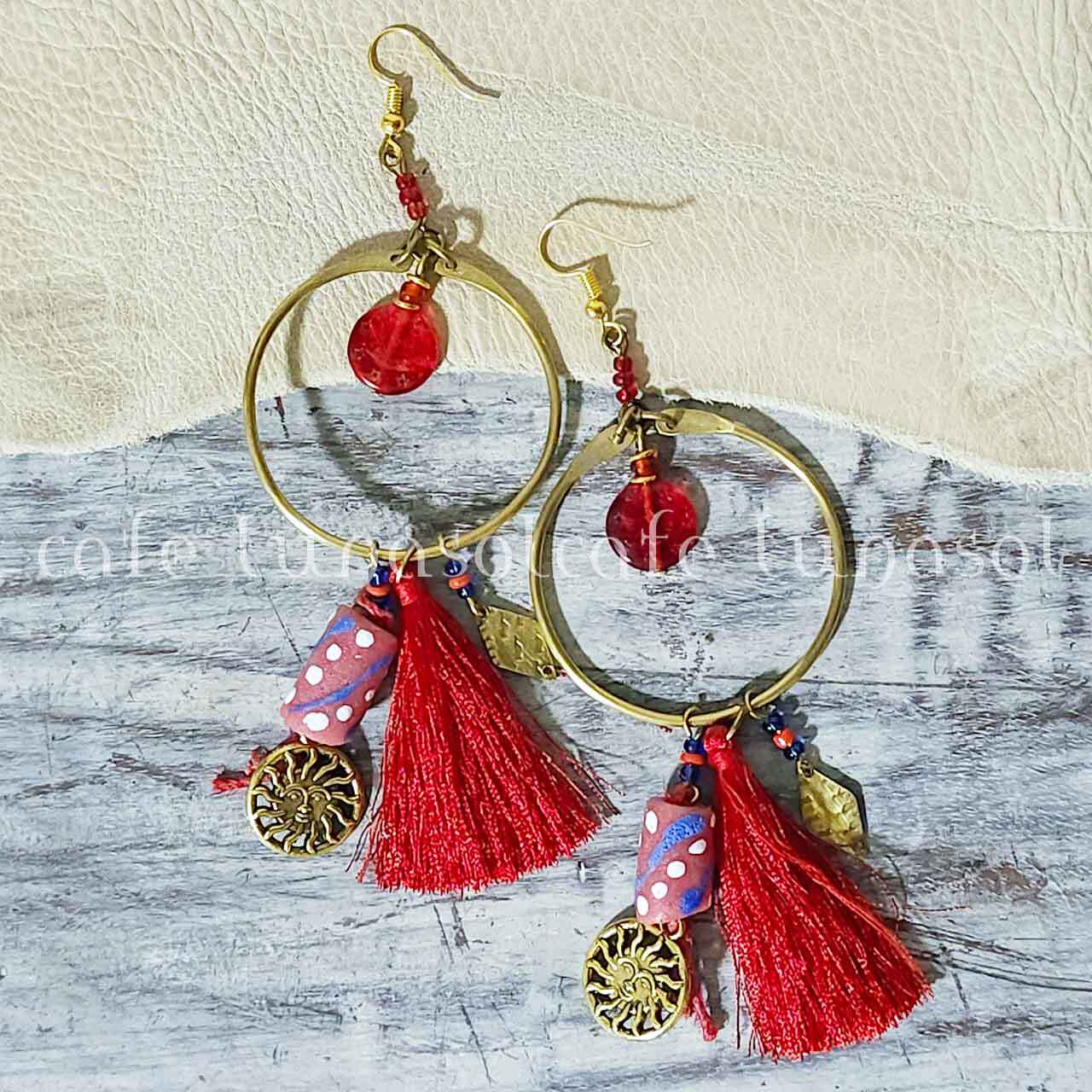 とんぼ玉のピアス アフリカのガラスビーズのピアス ハンドメイド 真鍮 彩り アクセント エスニック トライバル アフリカン