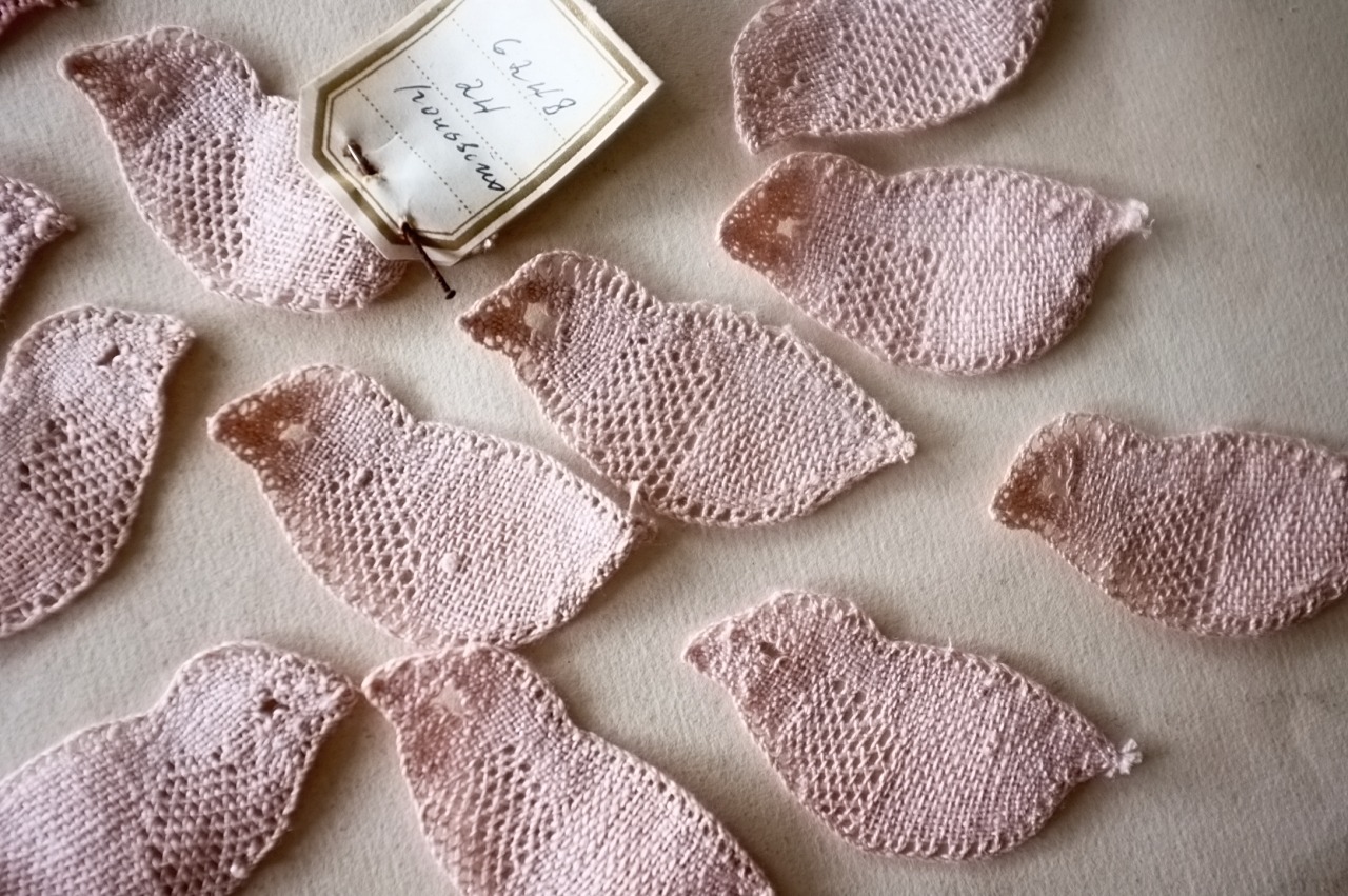 フランス 1930s リネン 古薔薇色の小鳥とボビンレースアップリケ 2p アンティーク