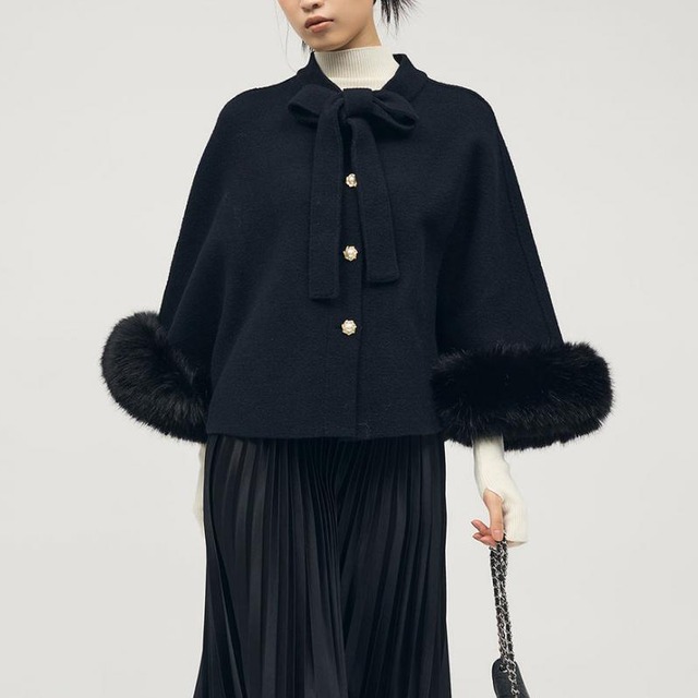 【outer】ファー付きケープ Q7704