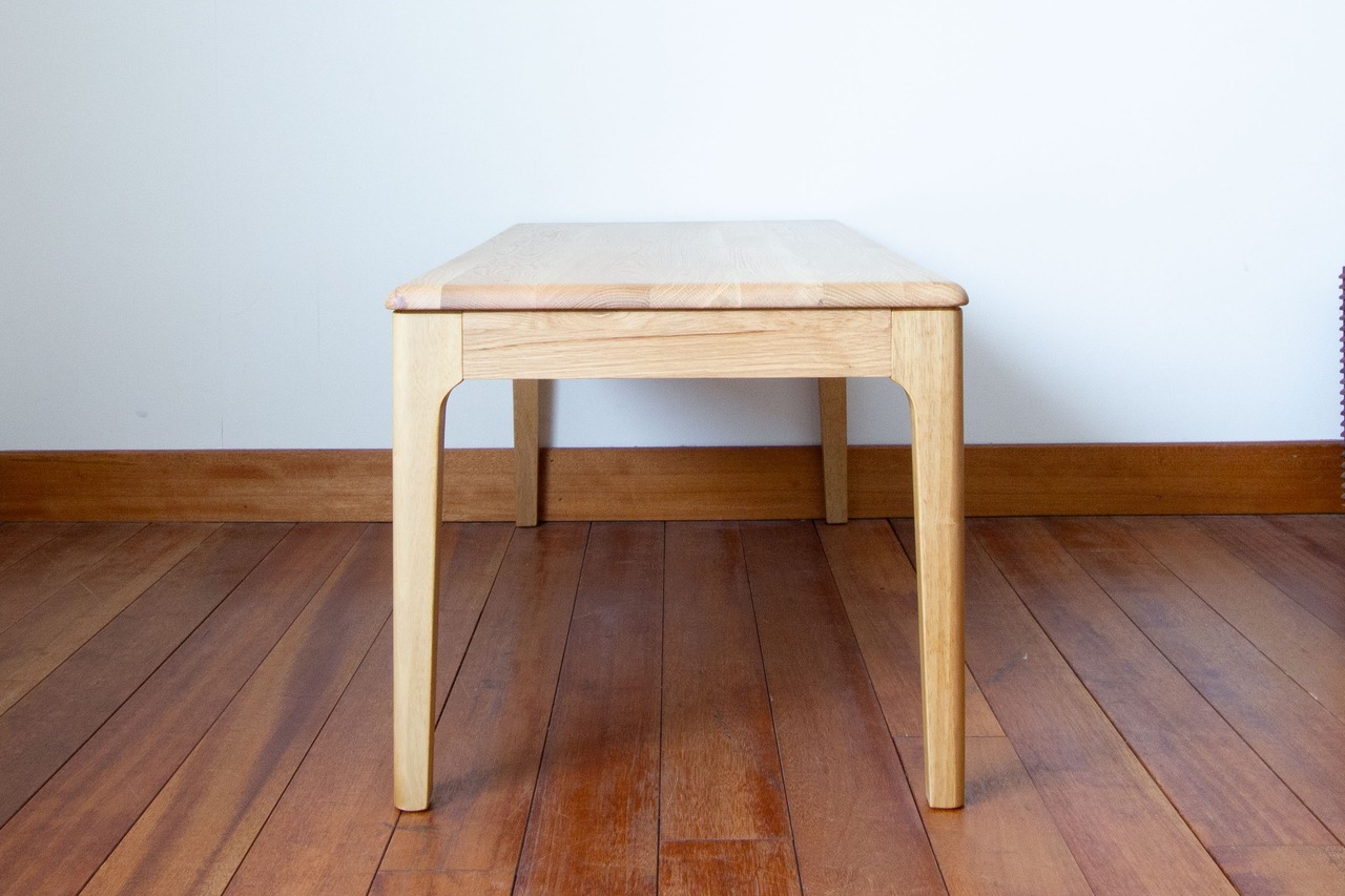 お気に入りのリビングテーブルで優しい雰囲気に。　ホワイトオーク材/引出し付き