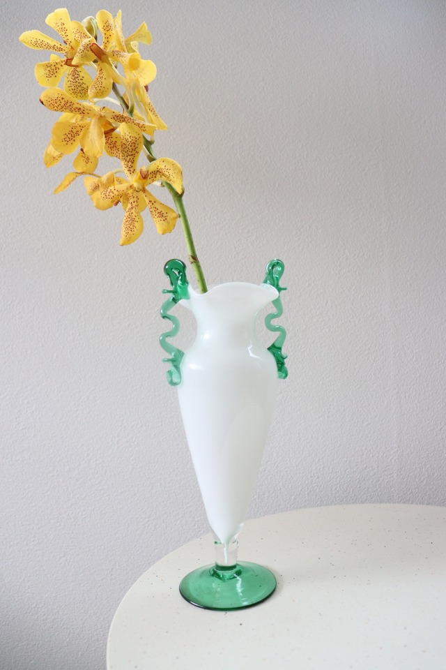 Green frill vase