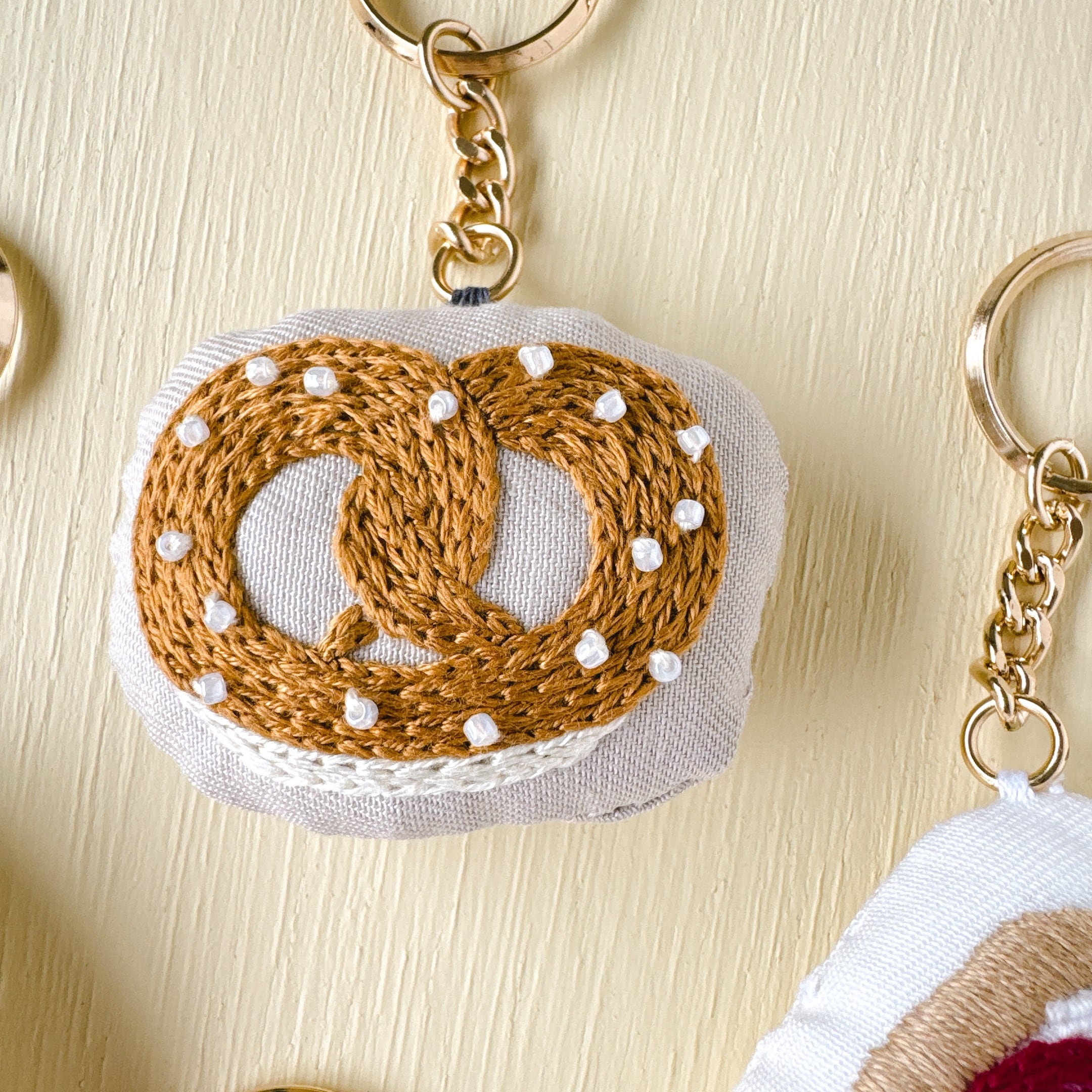 プレッツェル チャーム』刺繍キット | Net store アンナとラパン