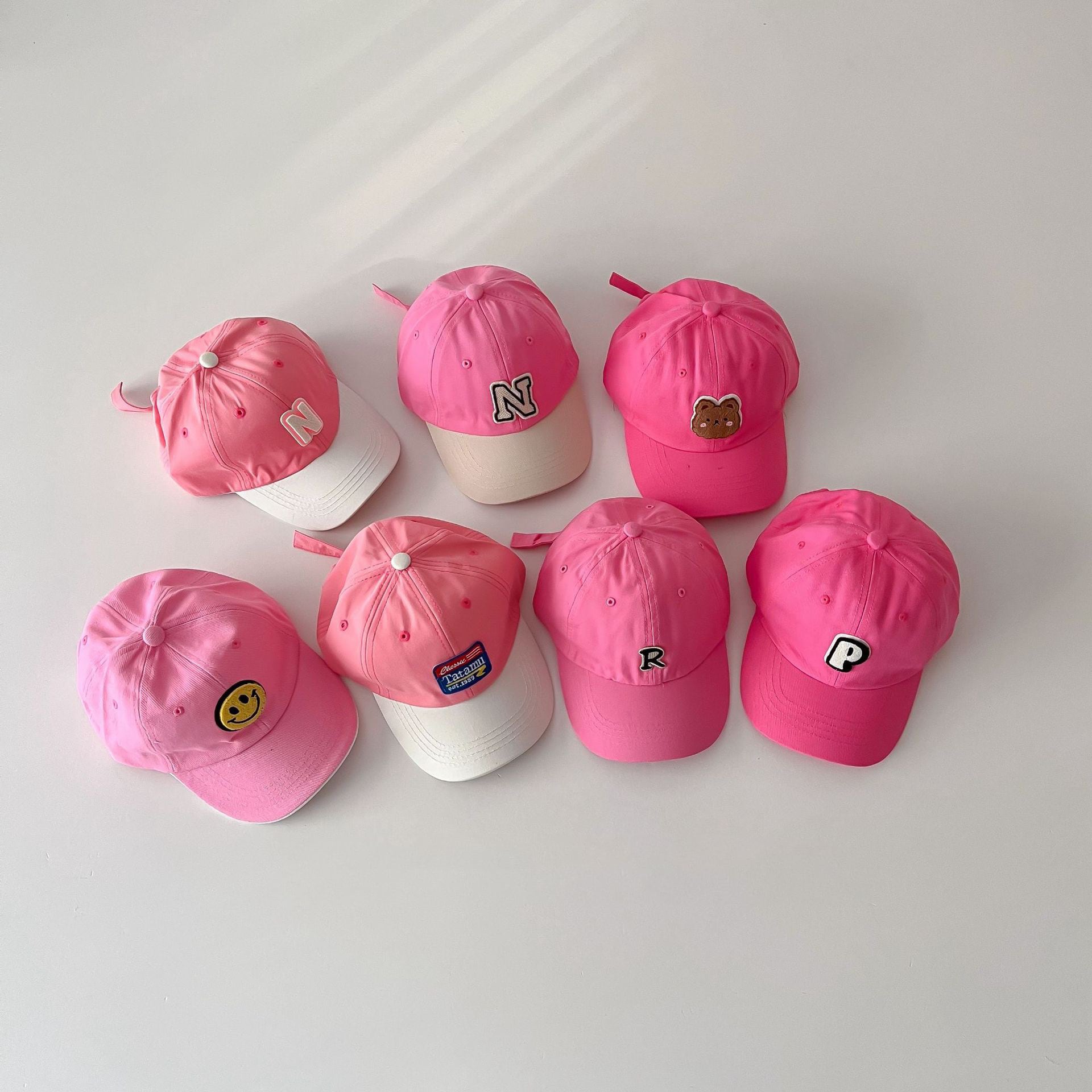 キッズ女の子ピンクキャップコレクション 可愛い刺繍付き帽子 英文字