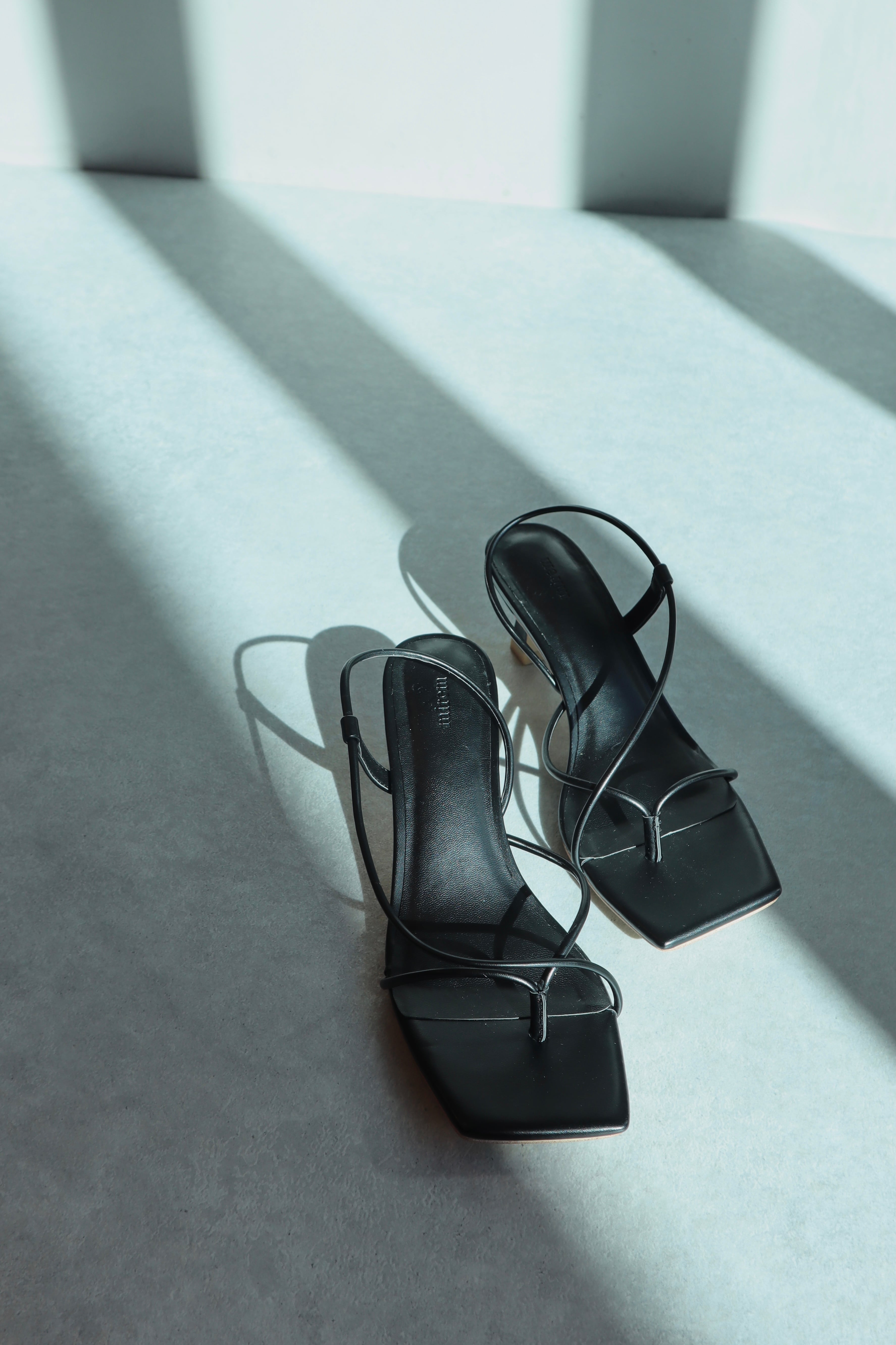 Tong loop sandals BLACK