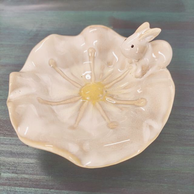 雑貨】うさうさしいお皿（うさぎと白いお花） | うさぎ石鹸