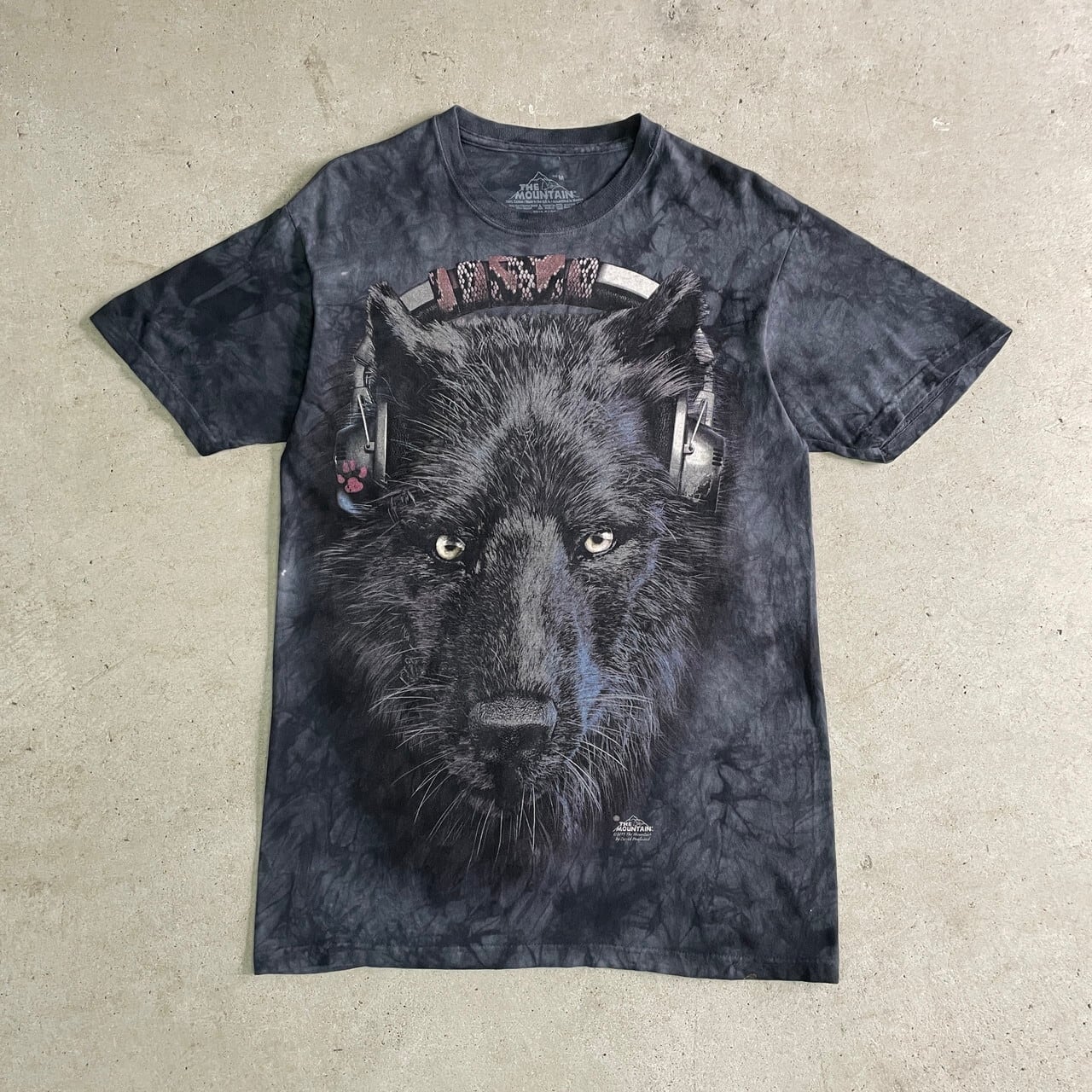 THE MOUNTAIN USA製 タイダイ染め オオカミ アニマル プリントTシャツ メンズM 古着 動物 狼 チャコールブラック 墨黒【Tシャツ】【FSS2308-50a】 cave 古着屋【公式】古着通販サイト THE MOUNTAIN 黒豹 プリント アニマル柄スウェットUSA製 緑 L