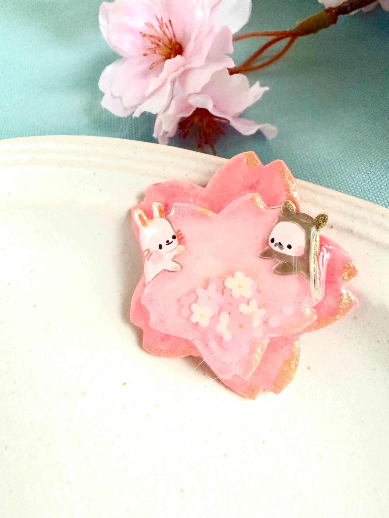 ブローチ『さくらのベッドで寝るだる☆』ストーリーカード付き