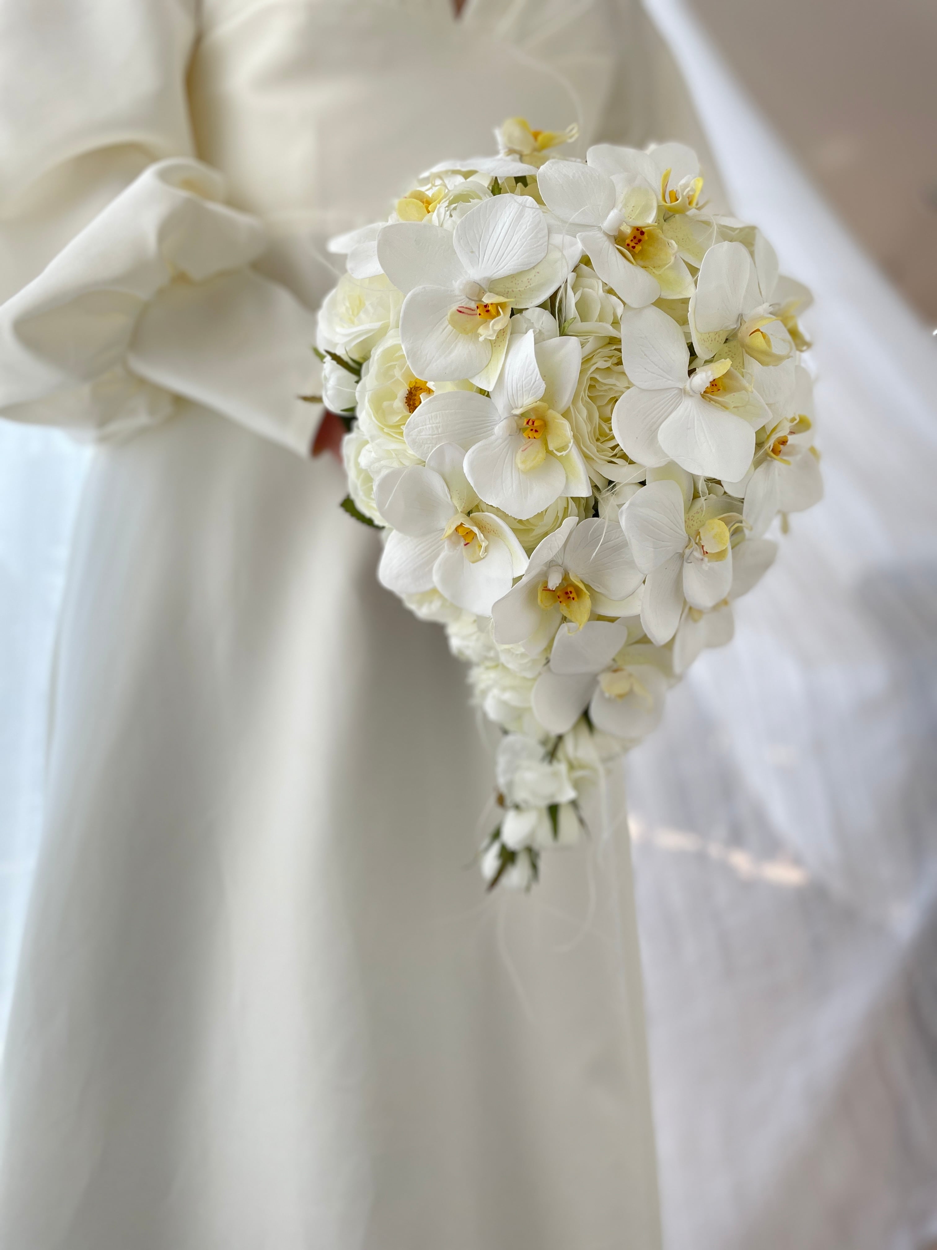 胡蝶蘭と白バラのキャスケードブーケ | mil petalos